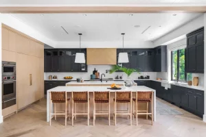 طراحی آشپزخانه U شکل برای فضای کوچک